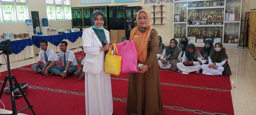 Ibu Satriah menerima kenang-kenangan dari petugas dinas kesehatan kota sabang